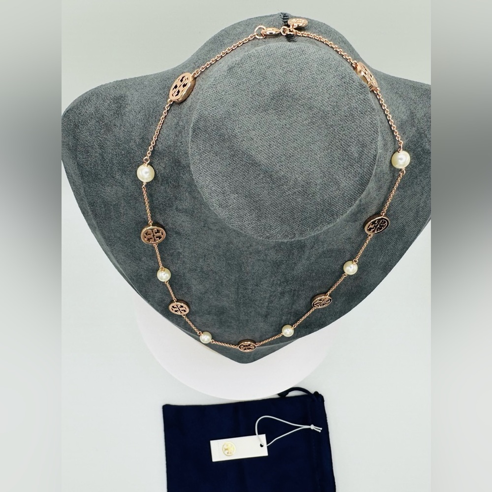 NWT Authentic Luxury Minimalist Tory Burch Crystal Pearl Logo Necklace - Picture 12 of 17